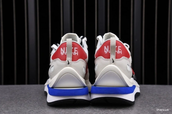 Royal Fuchsia Game Nike CV1363-100 sacai Vaporwaffle  Sport 1112